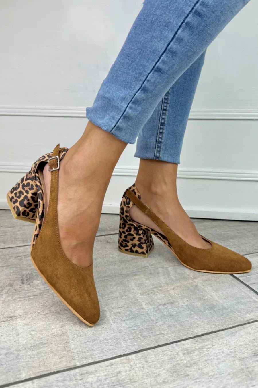 DEKOLTOWE SLINGBACKI Z LEOPARDOWYM OBCASSEM