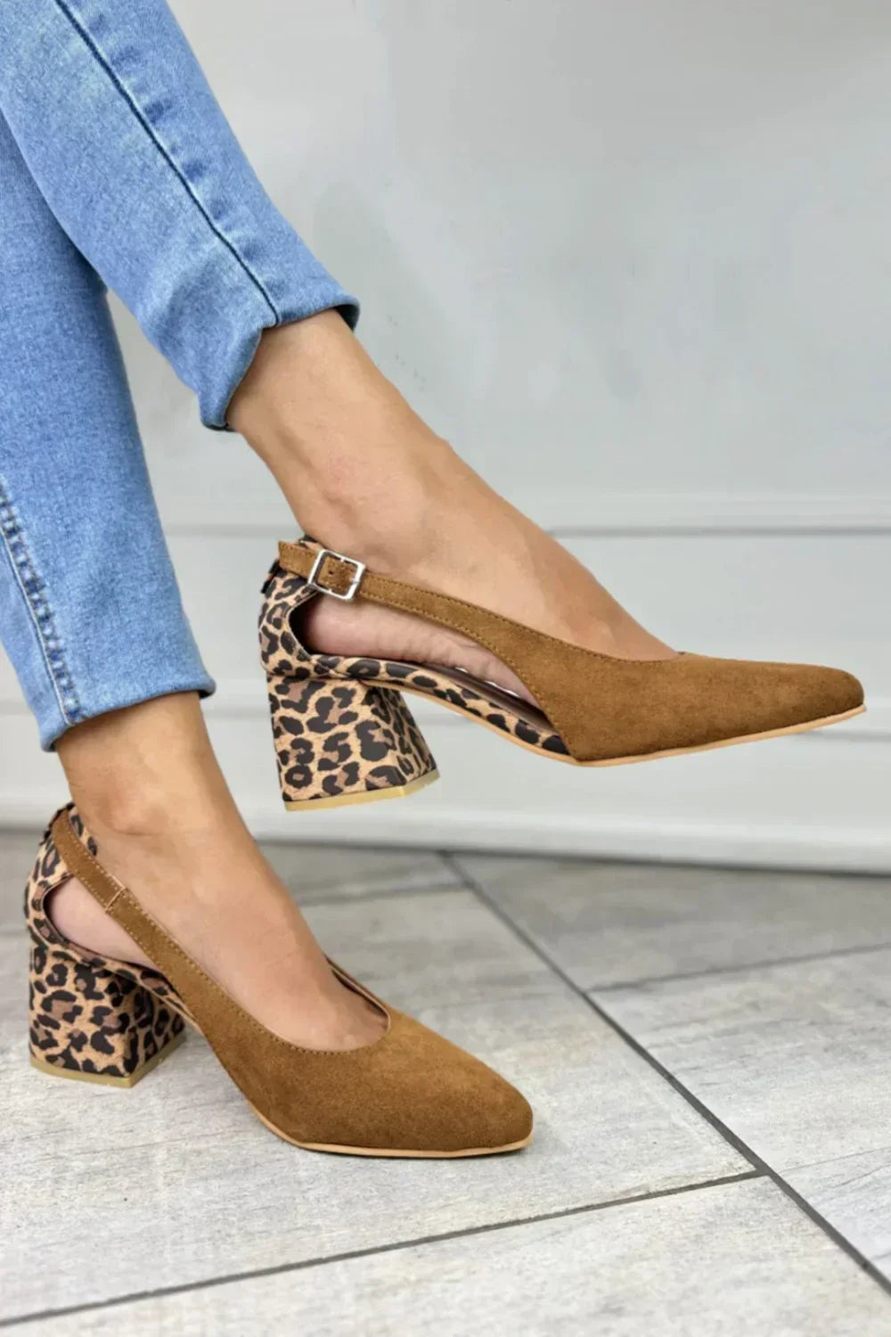 DEKOLTOWE SLINGBACKI Z LEOPARDOWYM OBCASSEM